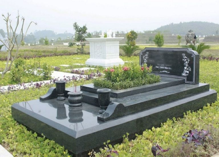 Việc đầu tiên bạn cần phải làm khi chọn hướng đặt mộ theo tuổi của người đã khuất đó là tìm được một khu đất hợp với phong thủy âm trạch.