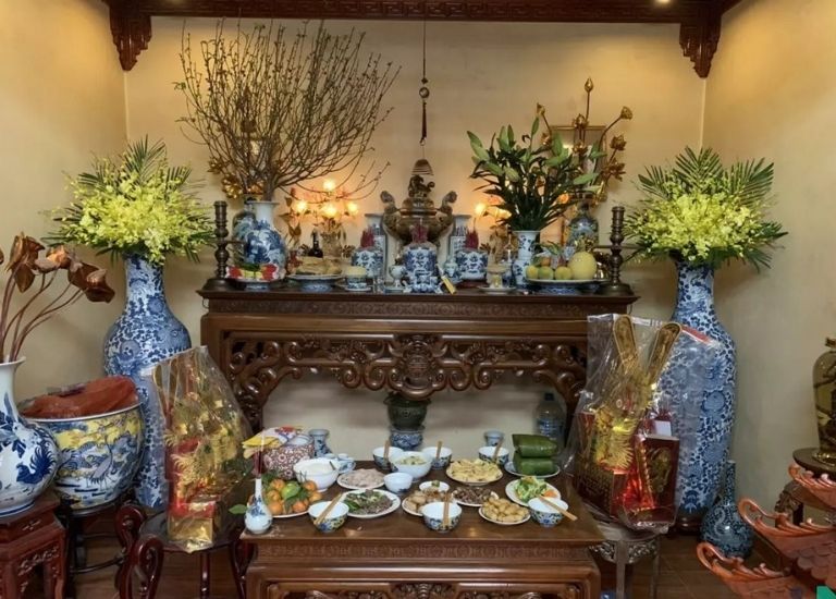 Chiều cao để lắp đặt bàn thờ được đo từ mặt đất (hoặc mặt của sàn nhà) cho đến mép trên của bàn thờ (chính là mặt bàn thờ chứ không phải mép dưới hay chân bàn thờ).