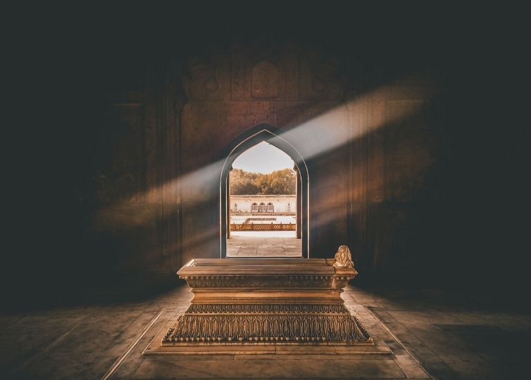 Các gia chủ nên tìm những thầy phong thủy có uy tín để được tư vấn kỹ càng hơn về cách đặt mộ phần theo đúng phong thủy. 