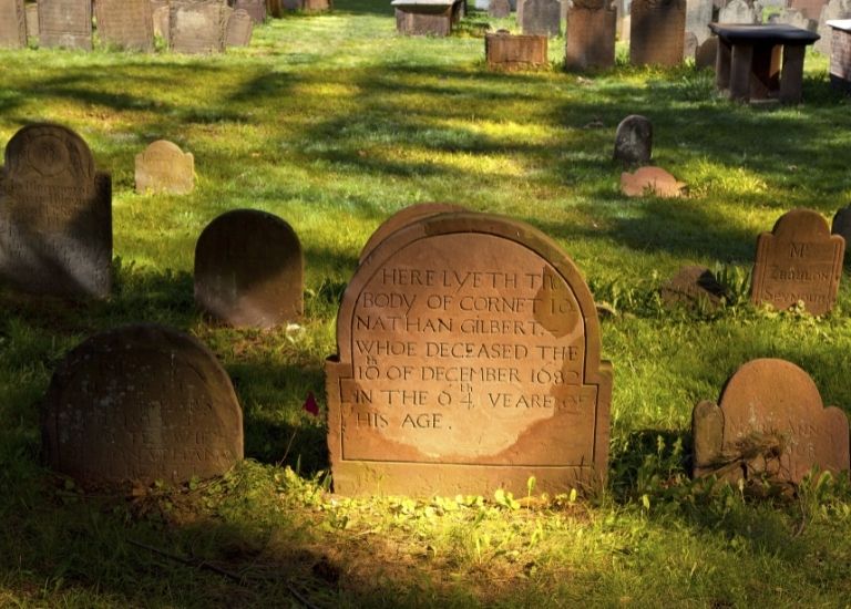 Người ta thường đặt hướng mộ dựa trên tuổi và cung mệnh là một trong những yếu tố quyết định xem phong thủy mồ mả có đẹp hay không.