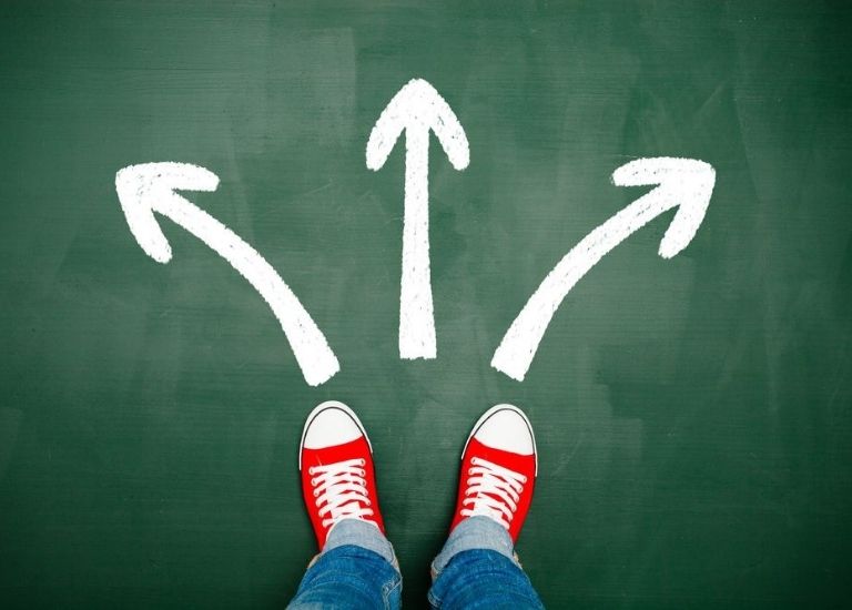 Hướng xung hợp với Ất Tỵ nam mạng là hướng tây, tây nam, tây bắc và đông bắc