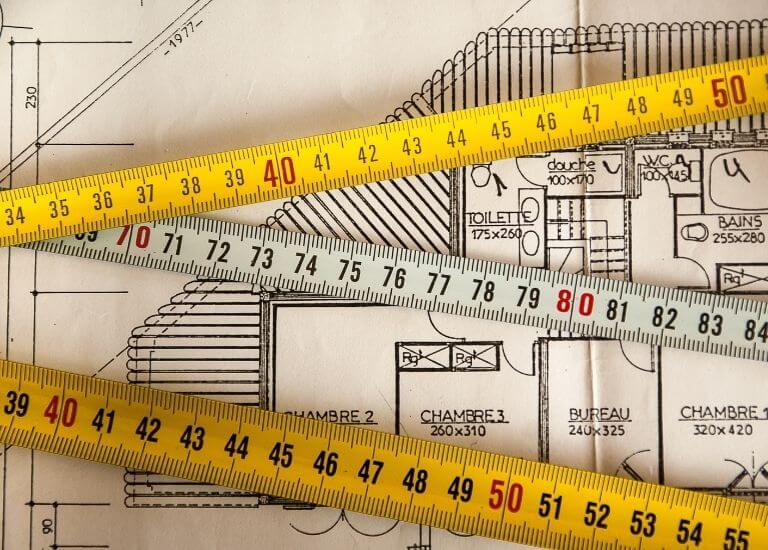 Đa số gia chủ đều thiết kế phần nổi của ngôi mộ phía trên có đế to hơn so với quách bên dưới, phần ở giữa phải để rỗng để làm lỗ thông thiên.