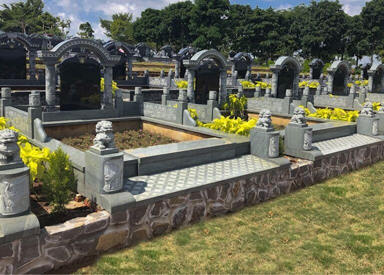 Mộ phần của gia quyến nên được xây dựng khang trang trên nền đất tốt, bàn thờ luôn được khói hương đầy đủ thể hiện cho sự chân thành đến đáp của con cháu đối với những người đã khuất, giúp cho họ được an nghỉ nơi suối vàng.