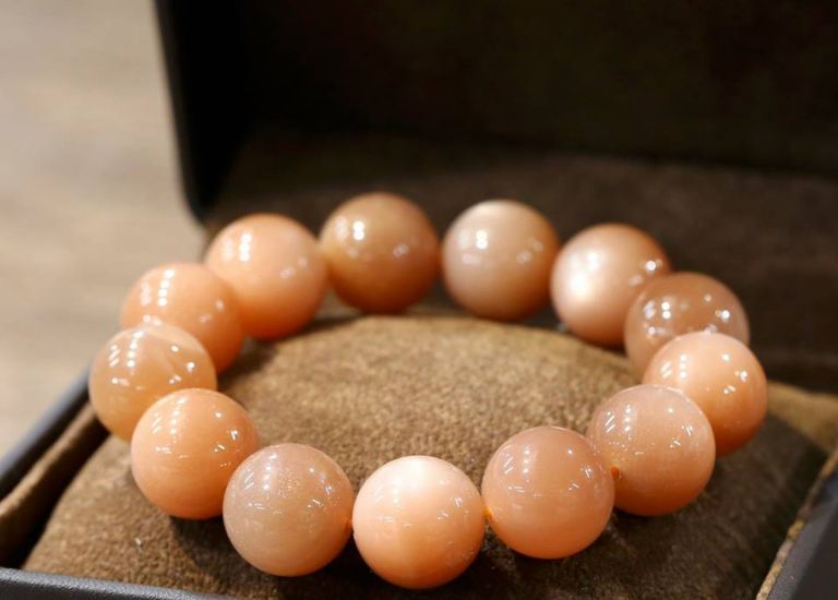 Màu sắc hợp với Giáp Thìn nam mạng là màu đỏ, màu cam, màu hồng, tím thuộc hành Hỏa