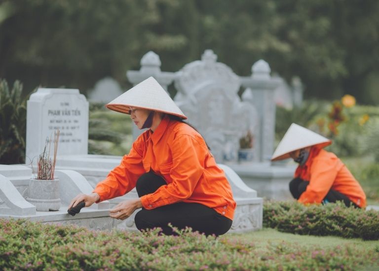 Khi đã có kế hoạch quy hoạch khu lăng mộ của gia đình, trưởng nam đứng đầu gia quyến cần chú ý đến vấn đề lựa chọn hướng đặt cũng như các cách bố trí mộ phần trong nghĩa trang gia đình đúng nguyên tắc