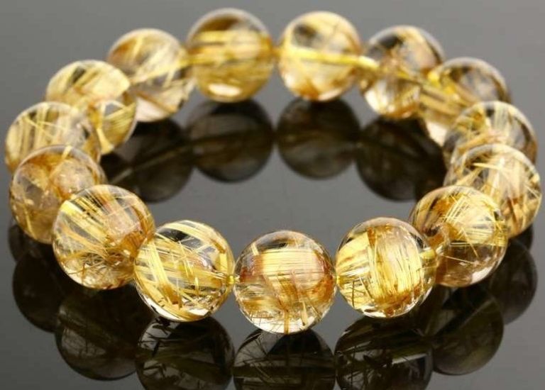 Vòng tay đá phong thủy màu vàng rất hợp với nam mạng tuổi Qúy Mão