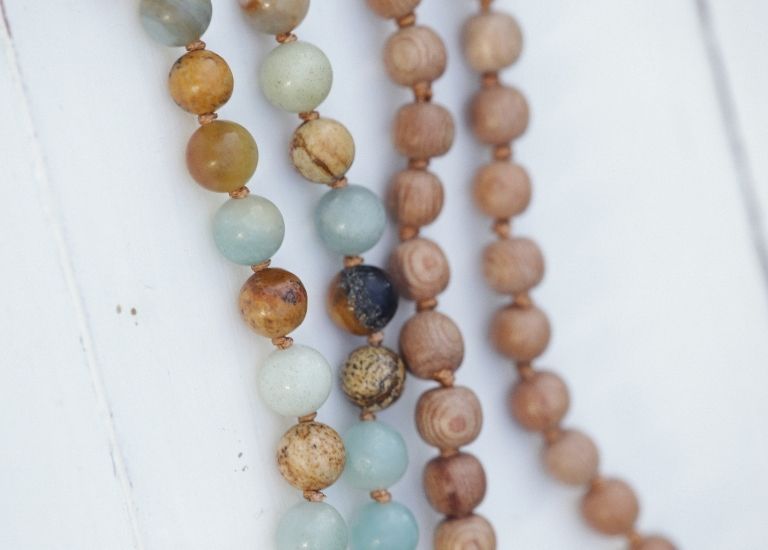 Vật phẩm phong thủy hợp nhất với tuổi Tân Sửu nữ mạng là vòng tay đá màu vàng nâu