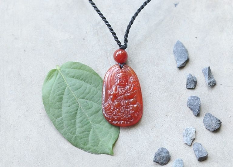 Mặt Phật làm từ đá mã não màu Đỏ rất hợp với Ất Tỵ nam mạng