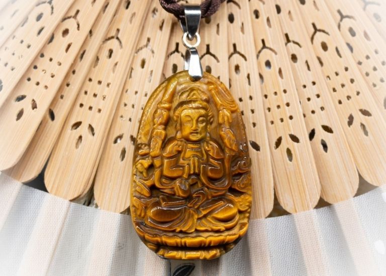 Vật phẩm phong thủy phù hợp với Canh Tý nữ mạng là Phật Thiên Thủ Thiên Nhãn màu vàng nâu