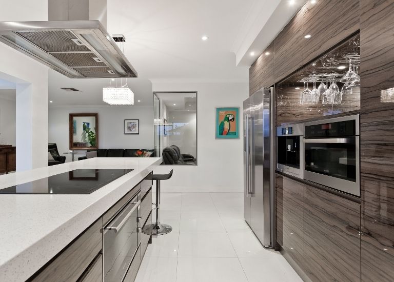 Các gia chủ không nên thiết kế cửa nhà bếp đối diện với cửa chính cũng như cửa nhà vệ sinh