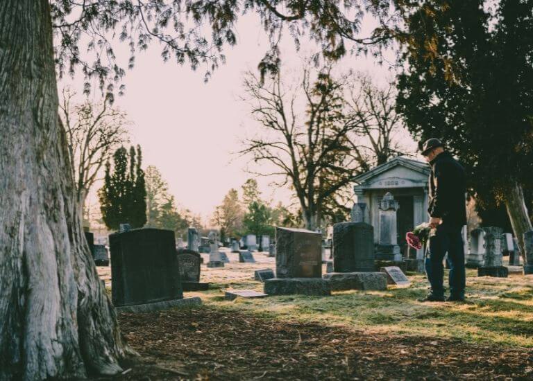 Dựa theo những quan niệm của ông cha ta từ xưa, nơi ở của người sống được coi là dương trạch và mộ phần của người đã khuất chính là âm trạch