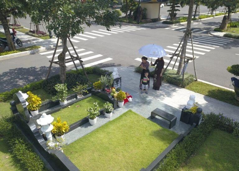 Dựa vào cách sắp xếp mộ phần theo thứ tự trong khu vực nghĩa trang gia đình từ cao xuống thấp như khi còn sống thể hiện nề nếp gia quy và sự tận hiếu của con cháu đối với người đã khuất