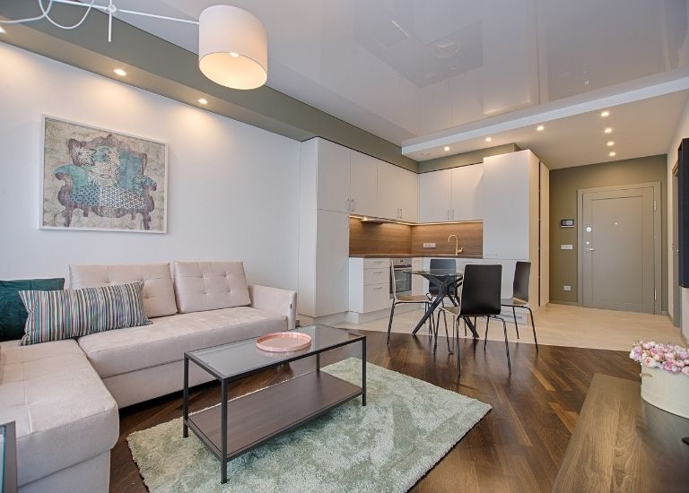 Nếu như trước cổng nhà có rác, nhà vệ sinh, cống nước,... thì sẽ hút phải luồng khí ô nhiễm và không có lợi đối với vận may chủ nhà