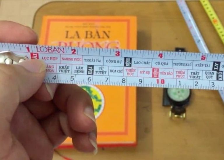 Thước Lỗ Ban là cây thước được sử dụng để đo đạc trong xây dựng Dương Trạch (nhà cửa) cũng như Âm Trạch (mộ phần)