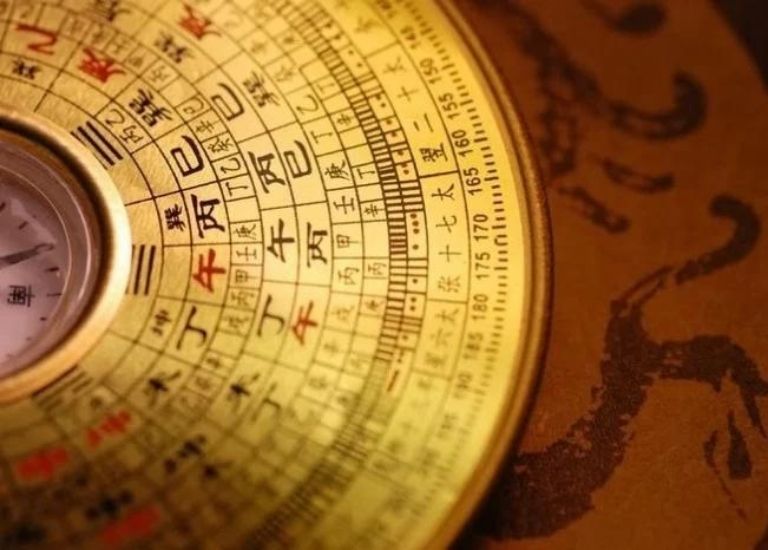 Việc xem hướng mộ đẹp và phù hợp với người đã khuất cần phải chọn những hướng có Khí thuần khiết và không bị lẫn tạp khí xấu