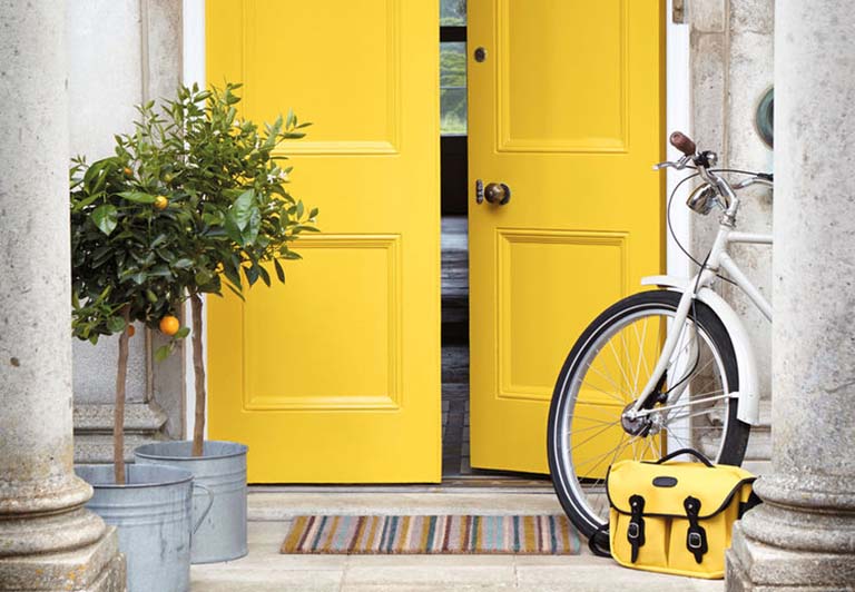 cua nha chinh mau vang hop huong tay bac hoac tay