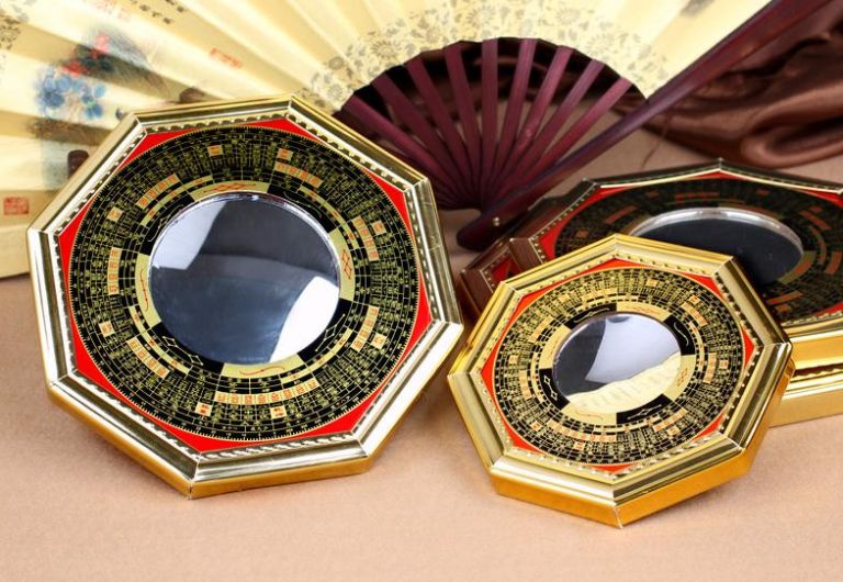 Gương bát quái là một trong những vật phẩm phong thủy mà bạn dễ gặp nhất khi sang nhà bạn bè, đồng nghiệp cũng như người thân và thường được chủ nhân căn nhà treo ở cửa ra vào hoặc cửa sổ