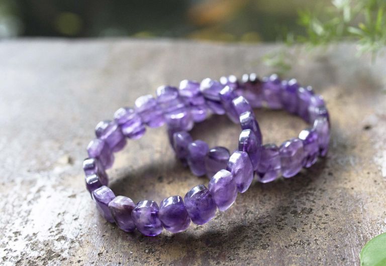 Nhiều gia chủ còn sử dụng các vật phẩm tử vi phong thủy trừ tà được chế tác từ đá tự nhiên nhằm ngăn ngừa tà khí, tương hỗ cuộc sống thường nhật