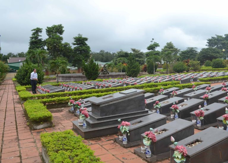 Theo phong thủy nếu mộ phần của người đã khuất an táng ở nền đất mềm, bên bờ đồi núi, ruộng nương thì rất dễ xảy ra tình trạng bị sụt lún, xói lở, khiến cho mồ mả bị nghiêng. 