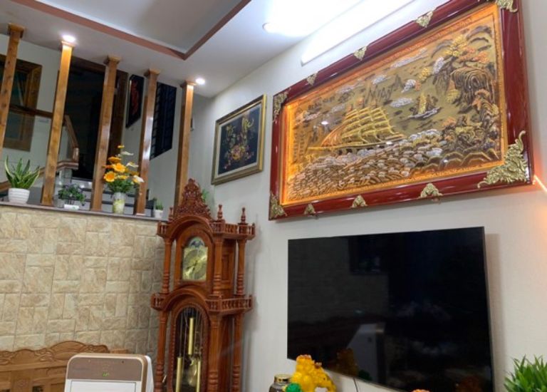 Những người mệnh Kim nên chọn những bức tranh phong thủy được làm từ kim loại như đồng, bạc, vàng hay đá quý vì chúng biểu tượng cho bản mệnh trong thuyết ngũ hành. 