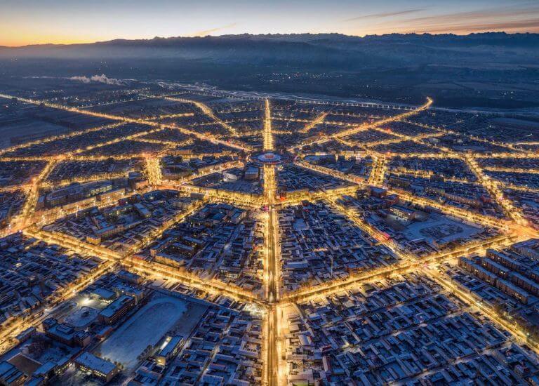 Lĩnh vực phong thủy âm trạch rất rộng lớn với nhiều trường phái nhưng chúng được chia thành hai nhóm chính là nhóm hình thế và lý khí.