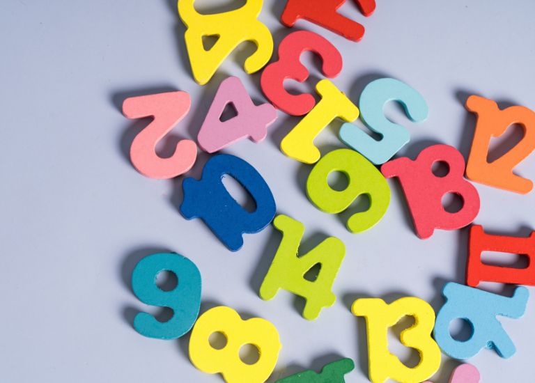 Nữ mạng mệnh Kim tuổi Nhâm Dần nên chọn con số may mắn như là 2, 5, 8 và hạn chế sử dụng các số 3, 4, 9.