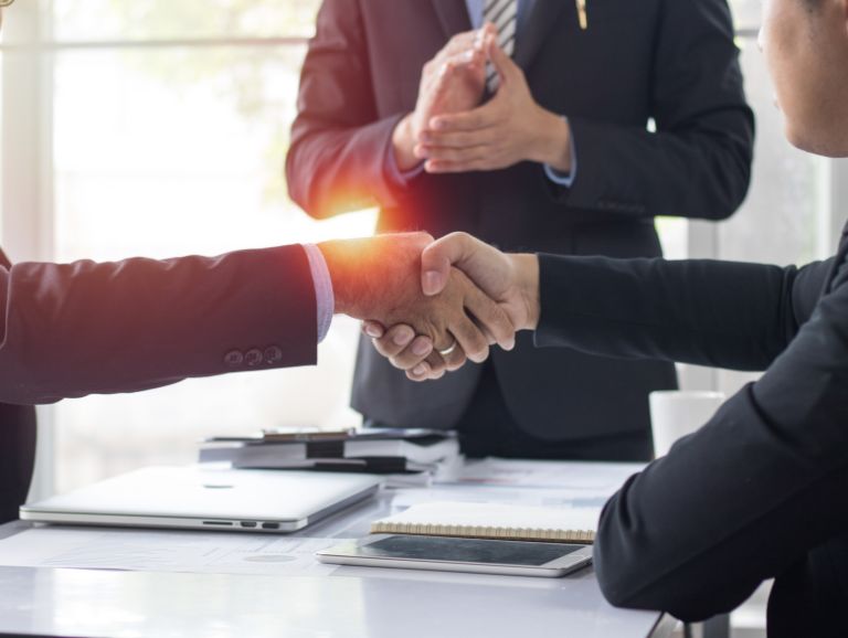 Tử vi phương Đông cho thấy, nữ mạng Bính Ngọ kết hợp với những người tuổi Tân Hợi, Nhâm Tý hoặc cùng tuổi Bính Ngọ thì công việc kinh doanh sẽ suôn sẻ