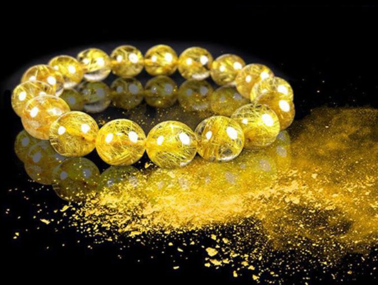 Nữ mạng tuổi Bính Ngọ muốn tăng thêm phúc khí, thu hút nhiều tài lộc hay chiêu vượng may mắn thì có thể lựa chọn mặt Phật Bản Mệnh hoặc vòng tay phong thủy làm bằng đá để mang theo bên mình.