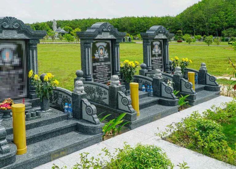 Cổ nhân cho rằng, người đã khuất núi nhưng linh khí của họ vẫn còn tồn tại và có thể ảnh hưởng tới gia đình cũng như con cháu đời sau nên phong thủy âm trạch sẽ tác động lớn tới gia vận.