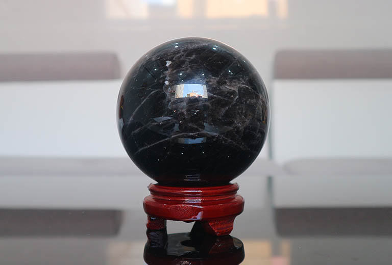 qua cau phong thuy thach anh den