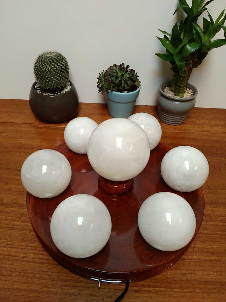 qua cau phong thuy thach anh trang