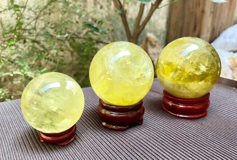 qua cau phong thuy thach anh vang cho nguoi menh kim