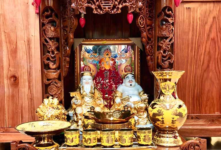 co nen dat ban tho than tai duoi ban tho gia tien