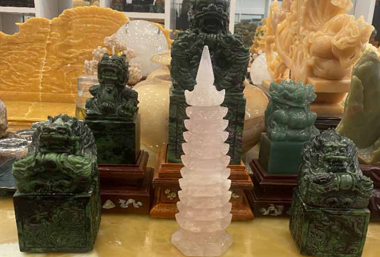 thap van xuong bang da thach anh