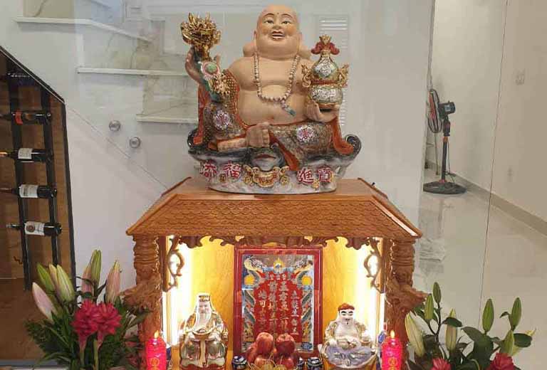 vi tri dat tuong Phat Di Lac tren ban tho than tai