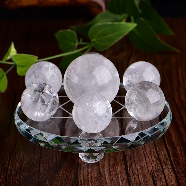 Canh Tuất 1970 mệnh Thoa Xuyến Kim phù hợp với đá phong thủy màu trắng