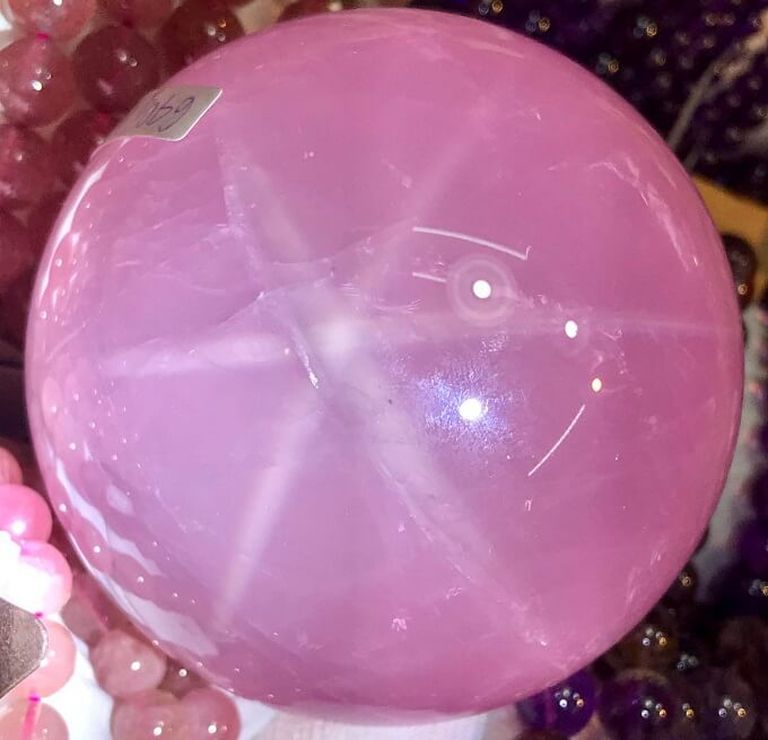 Tuổi Đinh Hợi  để hòa hợp nên sử dụng đá có màu tím, hồng, đỏ