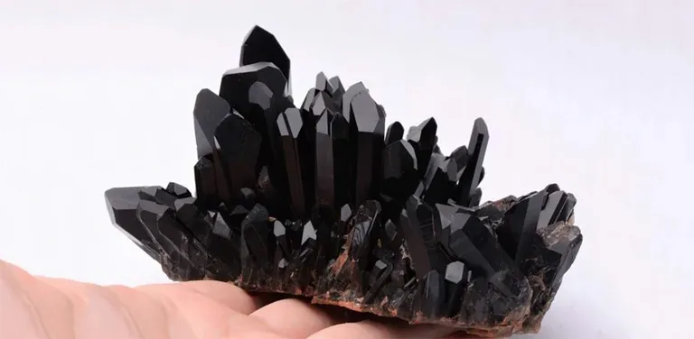 Tuổi Tân Mão 1951 mệnh Mộc nên sử dụng đá màu xanh hoặc đen thuộc mệnh Thủy