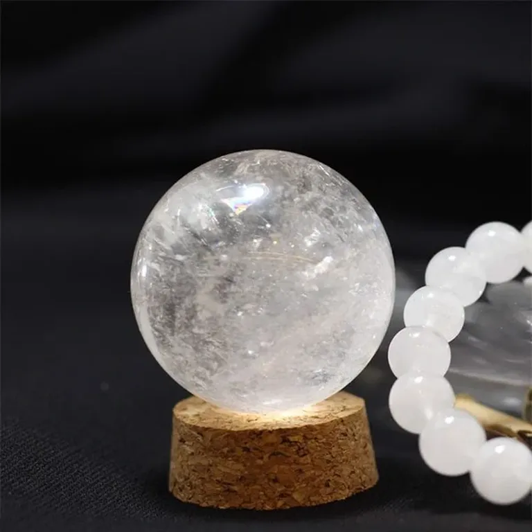 Tuổi Ất Dậu 2005 thuộc Tuyền Trung Thủy phù hợp với đá có màu trắng 