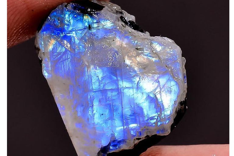 Tuổi Bính Ngọ 1966 hợp với đá phong thủy có màu trắng hoặc đá có ánh sáng trắng