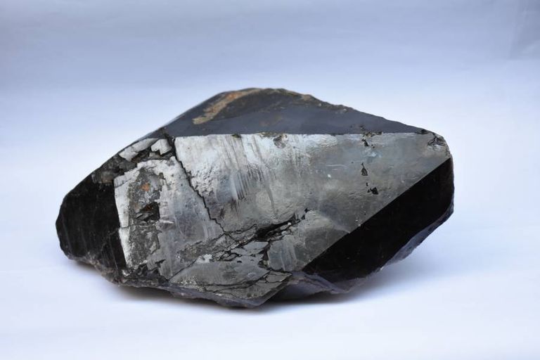 Tuổi Canh Thân 1980 tốt nhất sử dụng đá có màu đen hoặc xnah biển