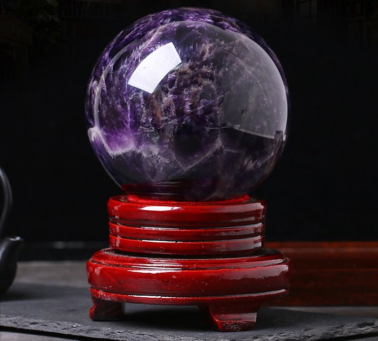 Đá phong thủy có màu đỏ, tím, hồng thuộc mệnh Hỏa  phù hợp với người Mậu Thân 1968