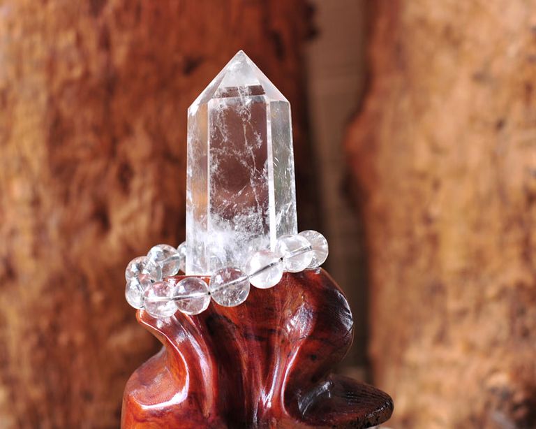 Tuổi Nhâm Thìn (1952) nên sử dụng màu trắng, trắng ánh kim thuộc mệnh Kim