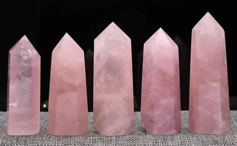 Đinh Tỵ (1977) thuộc mệnh Sa Trung Thổ nên sử dụng đá có màu thuộc mệnh Hỏa