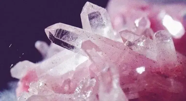 Tuổi Canh Tý 1960 mang trong mình mệnh Bích Thượng Thổ phù hợp với những loại đá phong thủy có màu hồng, đỏ, tím thuộc bản mệnh