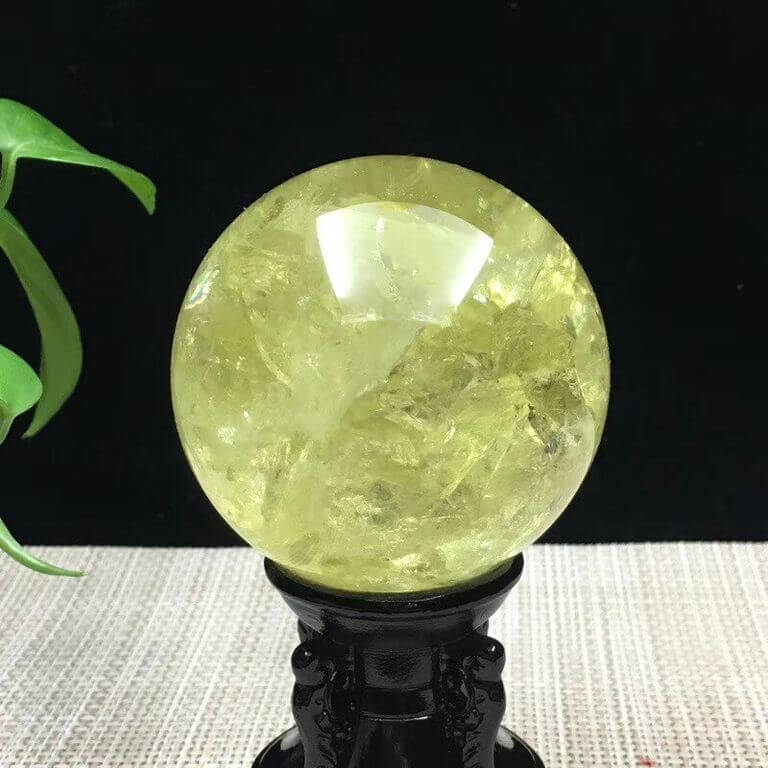 Tuổi Giáp Tý (1984) mang mệnh Hạ Trung Kim thích hợp đeo đá mang sắc vàng để mang lại may mắn bình an