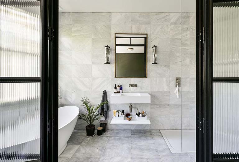 cua chinh doi dien nha ve sinh, nha tam