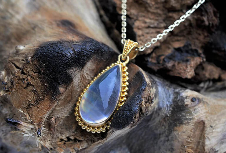 da phong thuy mat trang moonstone