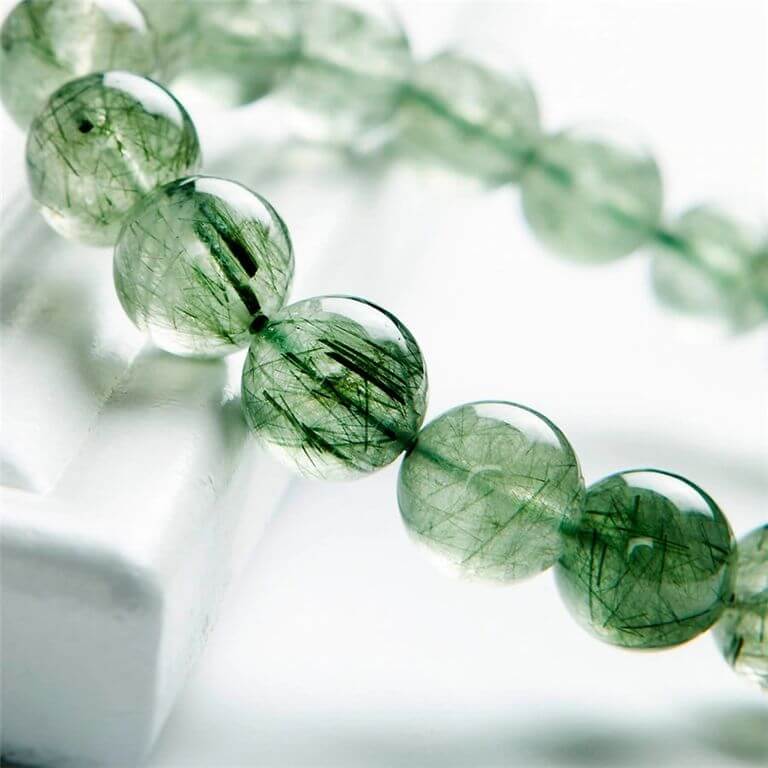 Thạch Anh tóc xanh vốn mang mệnh Mộc điều này thể hiện rõ trong chính màu sắc của đá