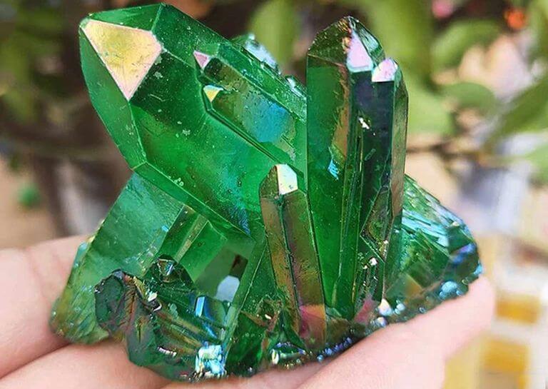 Đá Ngọc bích (Nephrite) cực kỳ phù hợp với các quý cô thuộc mệnh Mộc. Đá biểu tượng cho chòm sao Thất nữ thường được sử dụng chế tác trang sức cho phái nữ